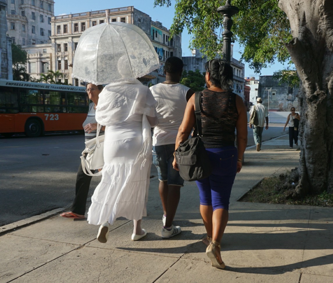 Warum müssen santeros in Kuba immer weiße Kleidung tragen? (Uwe)
